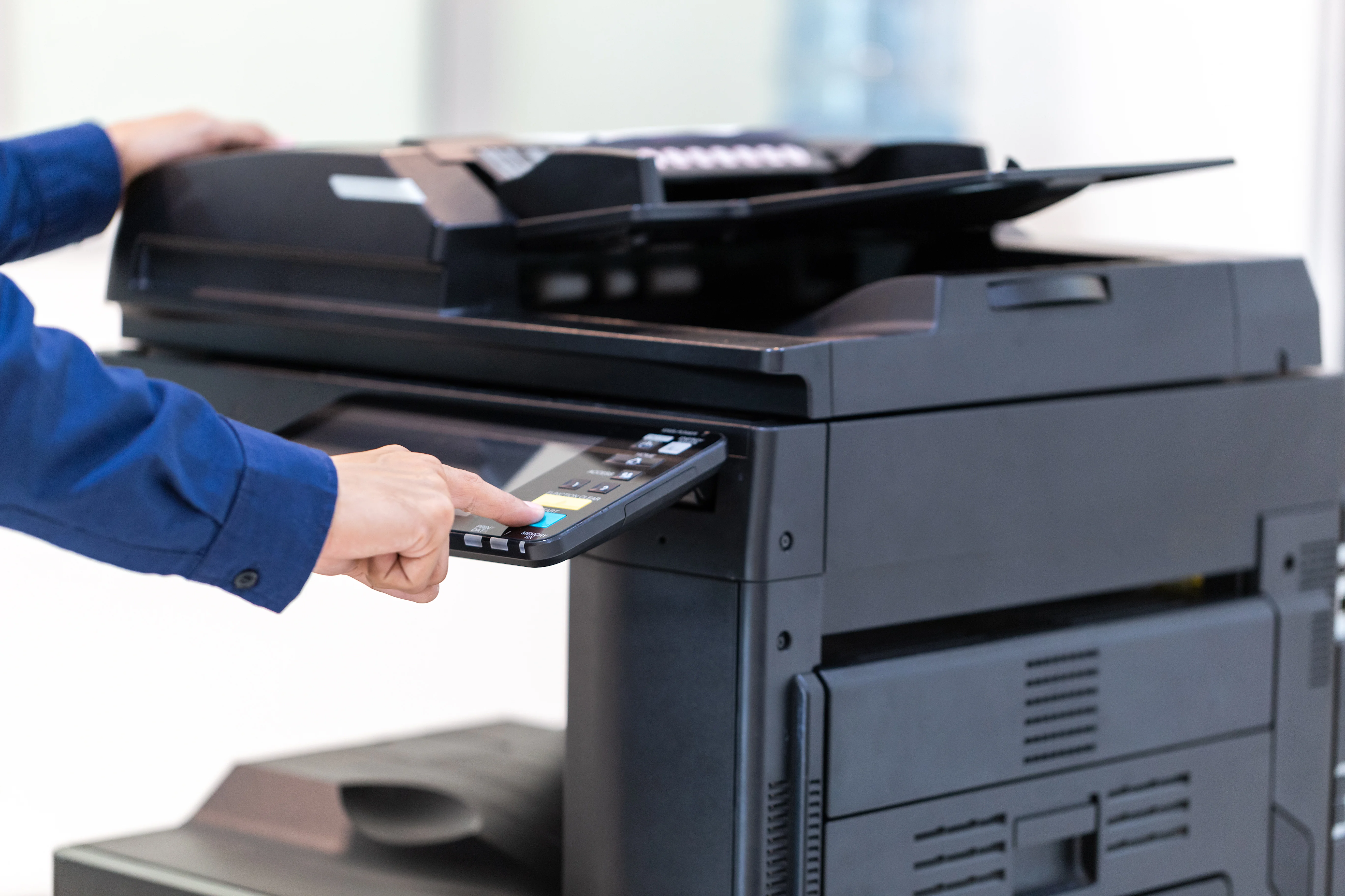 Técnico SEIM operando equipo multifuncional empresarial